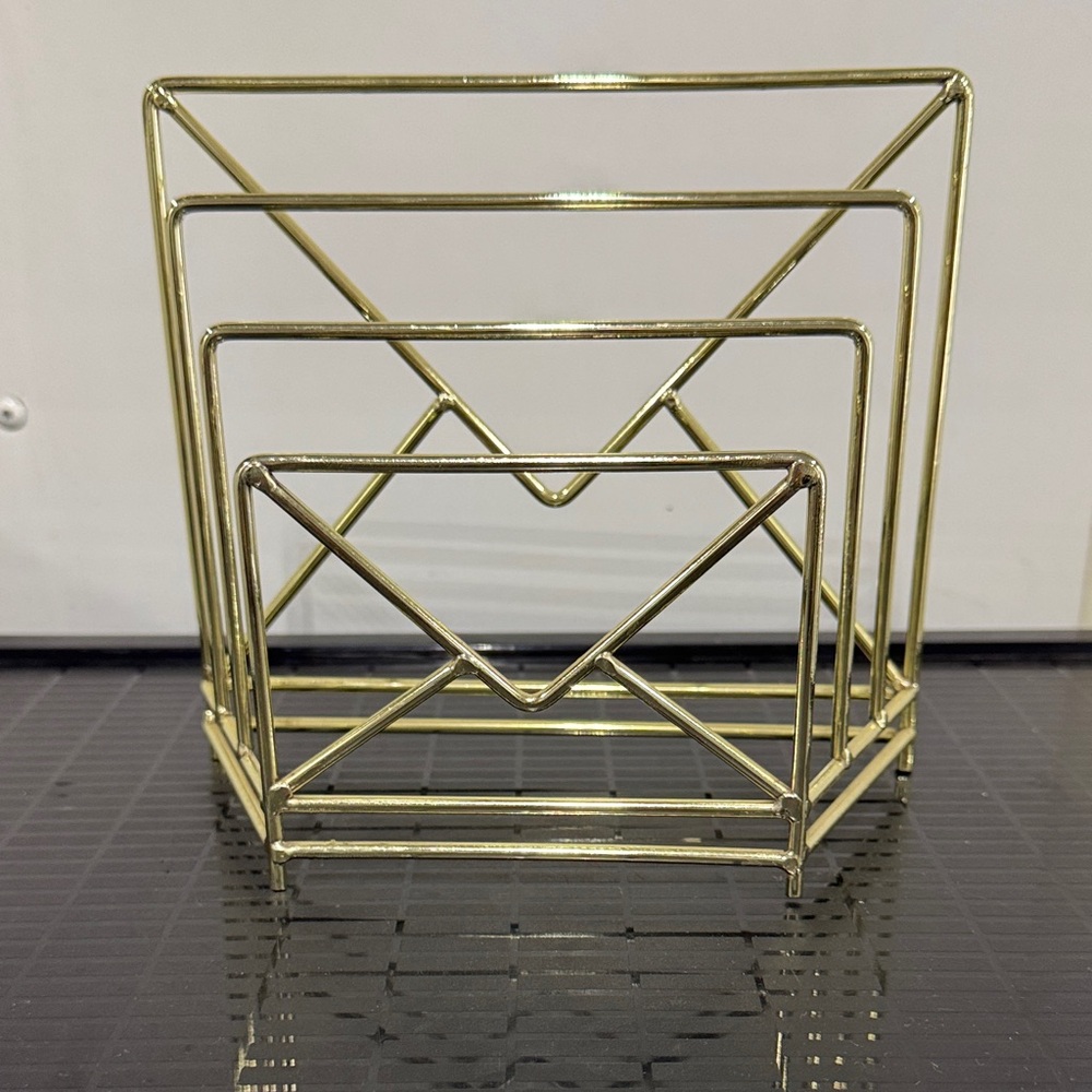 Gold Wire Envelope Holder